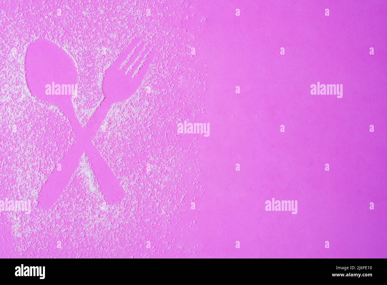 Cuillère croisée et figurine à fourchette créée en relief de sucre sur fond  rose Photo Stock - Alamy