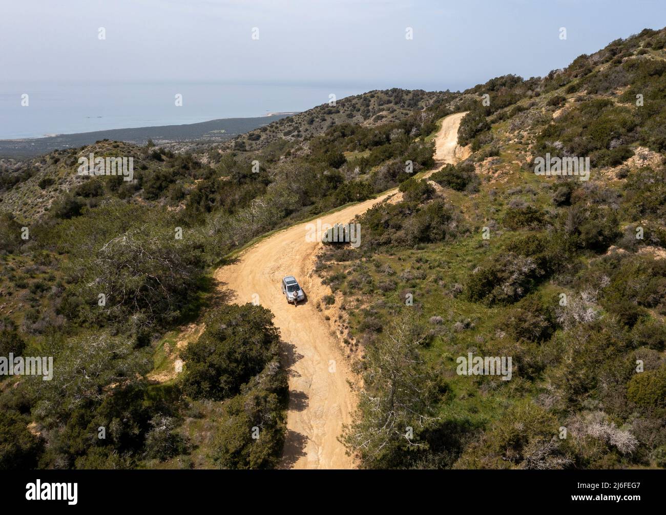 Vue aérienne d'une route de terre sur la péninsule d'Akamas, à l'ouest de Chypre. Banque D'Images