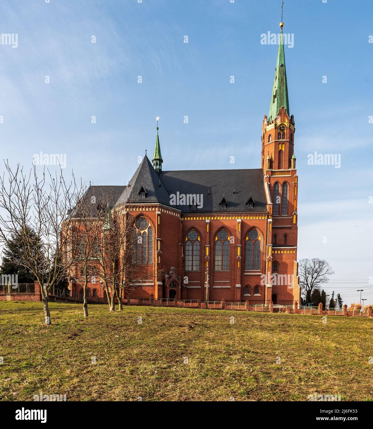 Brique néo-gothique Kostel sv. Église Mikulase dans le village de Ludgerovice près de la ville d'Ostrava en République tchèque Banque D'Images