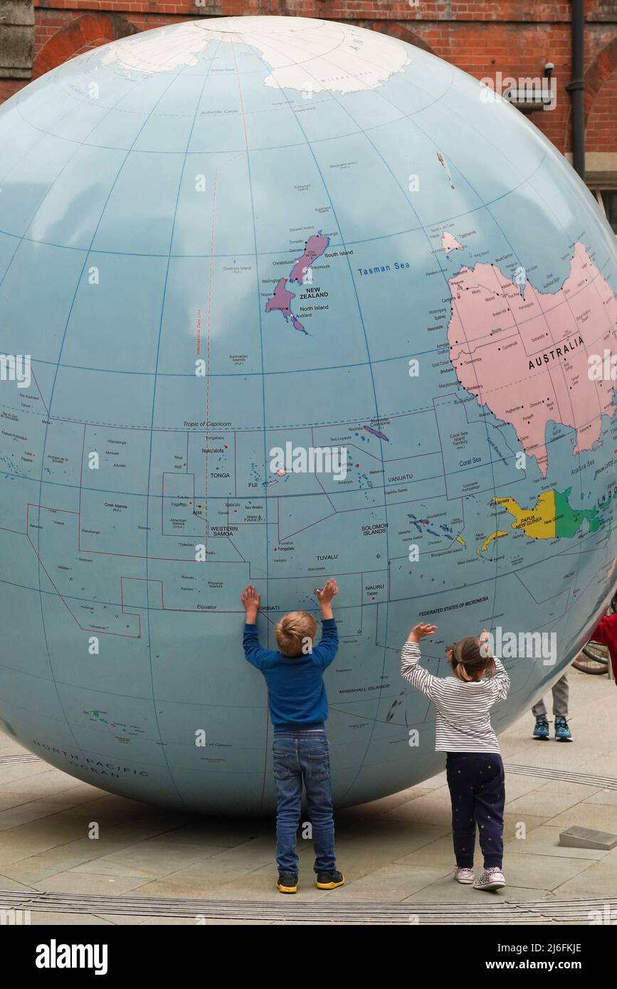 Le monde s'est renversé par Mark Wallinger, l'artiste lauréat du prix Turner à la London School of Economics and Political Science Banque D'Images