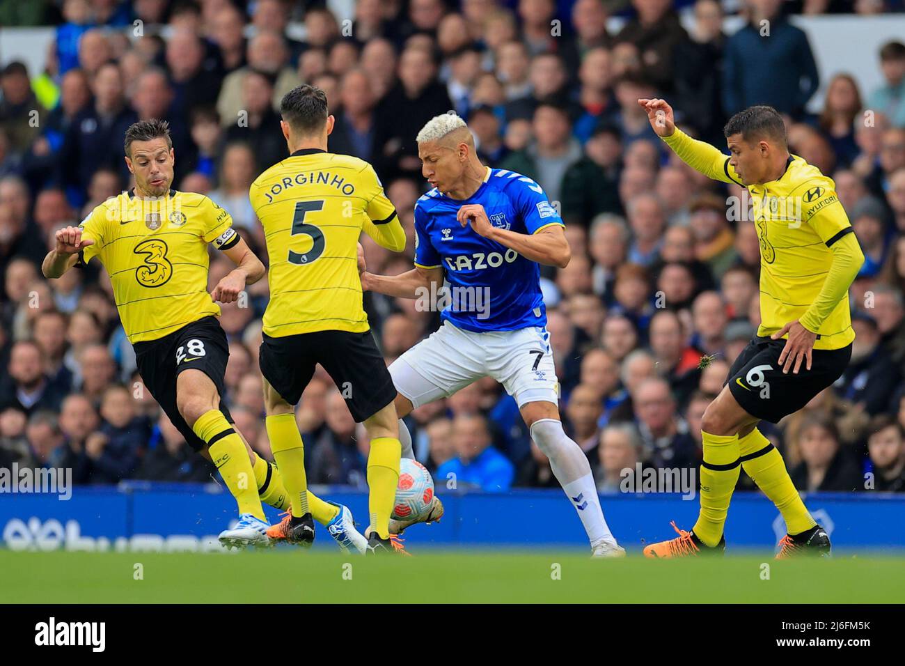 Richarlison #7 d'Everton est contestée par Jorginho #5 de Chelsea Banque D'Images