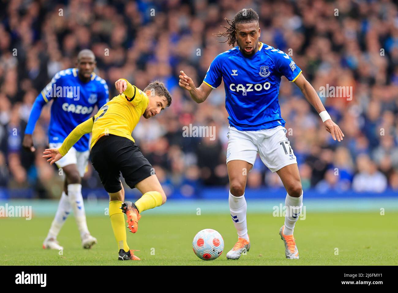 Alex Iwhi #17 d'Everton passe devant Jorginho #5 de Chelsea Banque D'Images