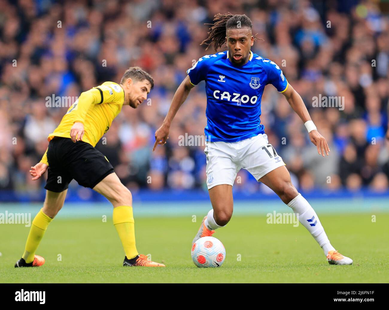 Alex Iwhi #17 d'Everton passe devant Jorginho #5 de Chelsea Banque D'Images