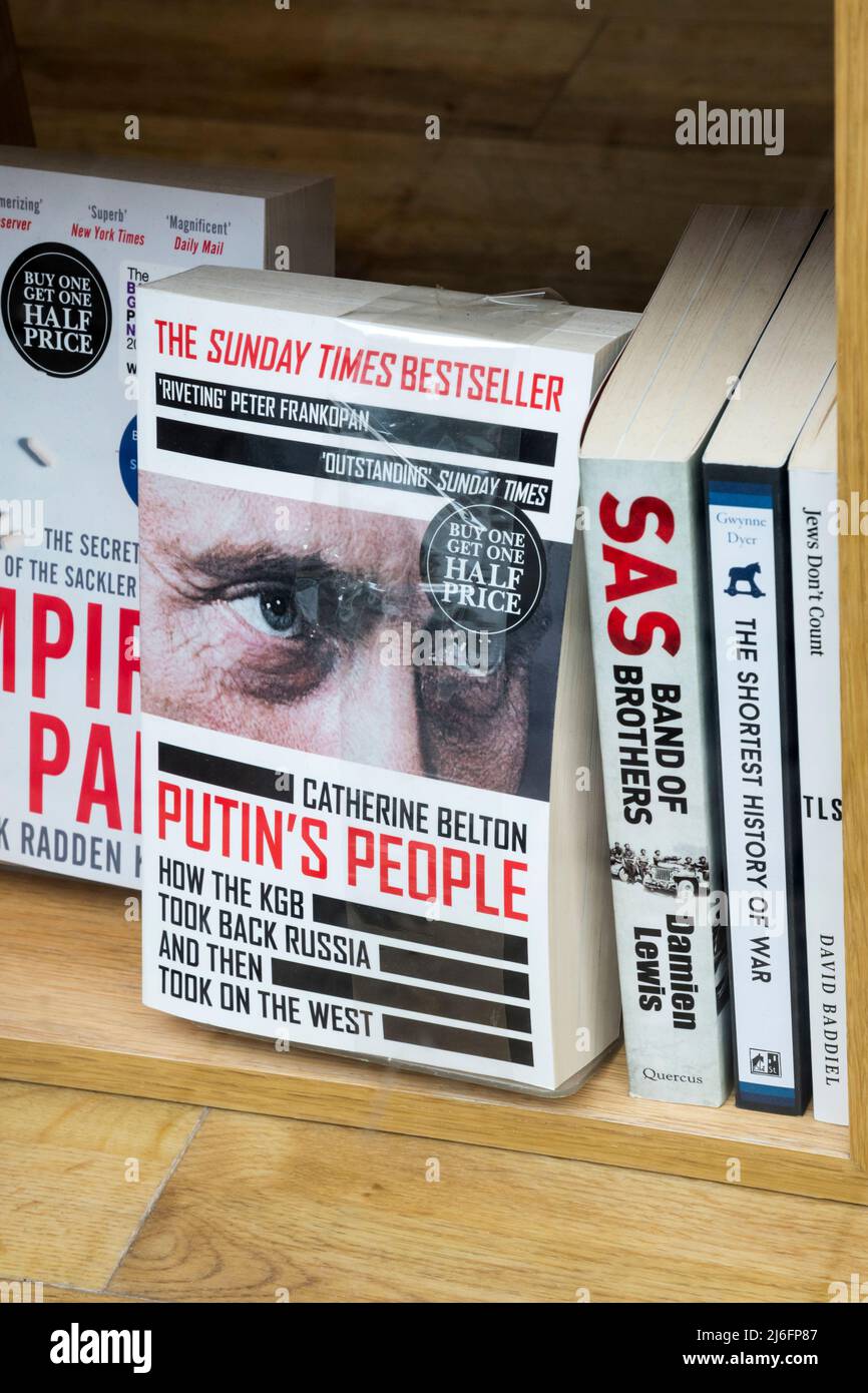 Une copie du peuple de Poutine par Catherine Belton à vendre dans une fenêtre de librairie. Banque D'Images