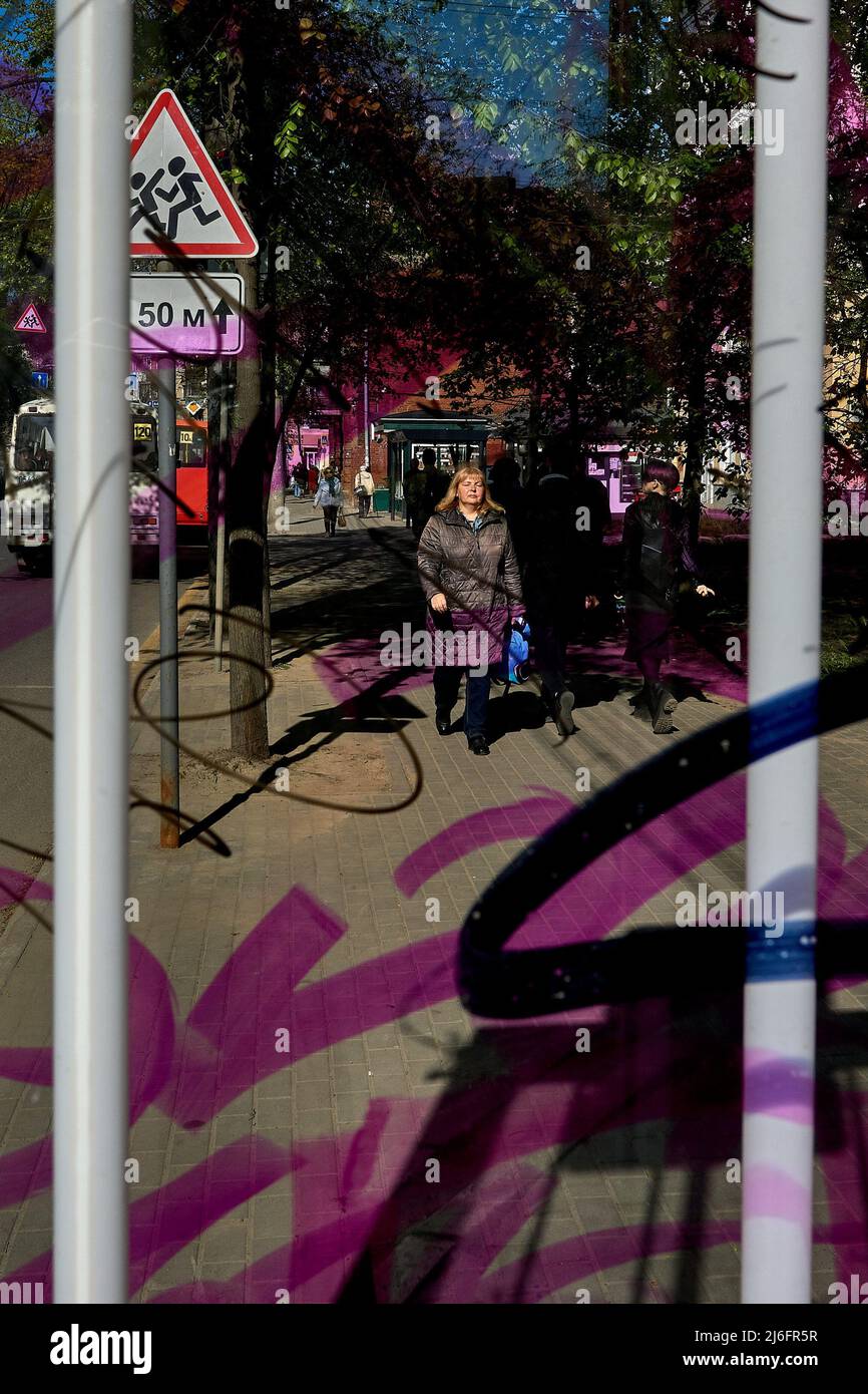 Des lunettes peintes d'un espace vide pour la publicité extérieure vues à l'occasion de la Journée internationale de solidarité avec les travailleurs à Voronezh. Lors de l'une des principales fêtes soviétiques - la Journée internationale de solidarité des travailleurs, Voronezh était vide. Le centre soviétique autrefois important de l'industrie et de la science est maintenant devenu une ville de marchands. Beaucoup de résidents de Voronezh sont allés à leurs chalets et propriétés d'été. Et les prolétaires modernes continuent de travailler dans la rue - les travailleurs étrangers d'Asie centrale. (Photo de Mihail Siergiejewicz / SOPA Images / Sipa USA) Banque D'Images