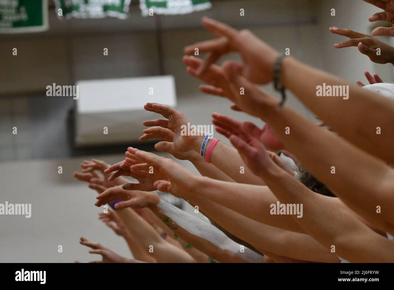 Les fans brandient les doigts lors d'un tir de mauvaise qualité dans un match de basket-ball Banque D'Images