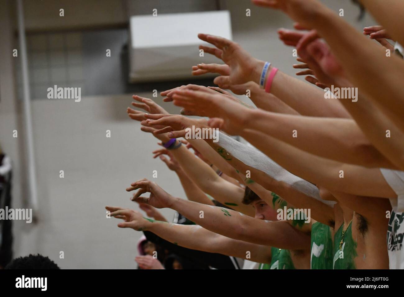 Les fans brandient les doigts lors d'un tir de mauvaise qualité dans un match de basket-ball Banque D'Images