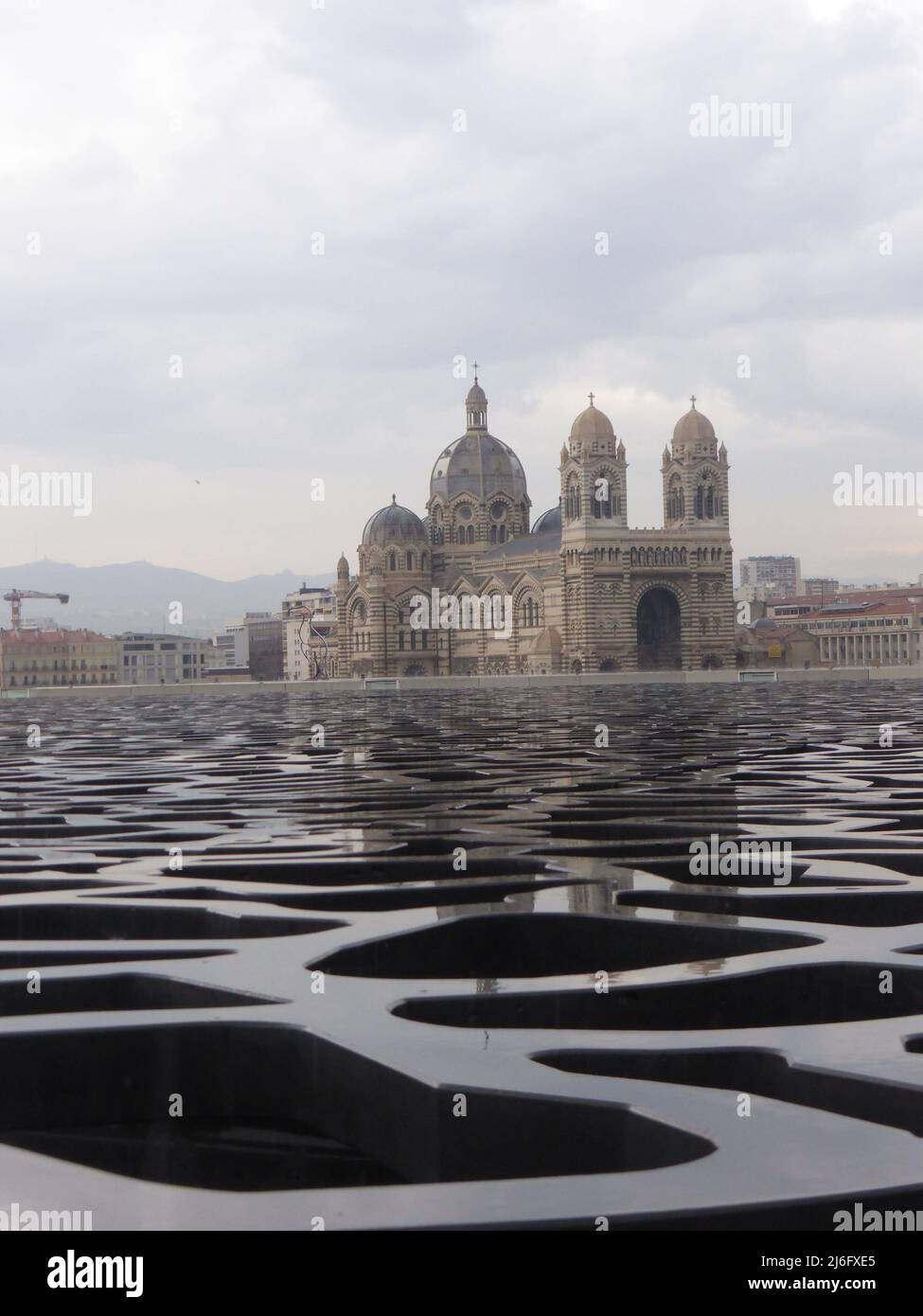 Marseille: Blick über das Dach des Musem auf die Kathedrale la Major Banque D'Images