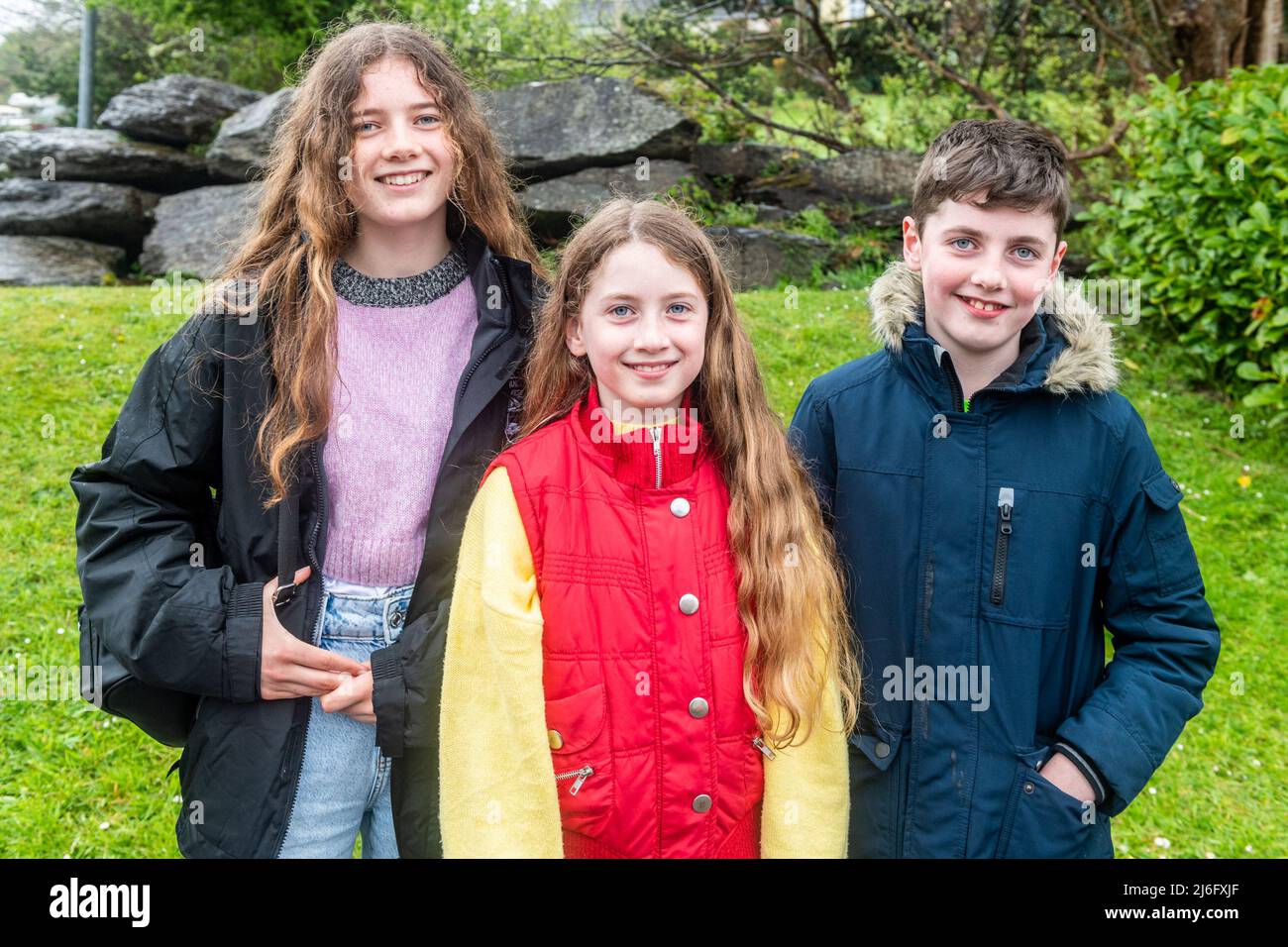 Ballydehob, West Cork, Irlande. 1st mai 2022. Un enterrement de jazz de la Nouvelle-Orléans a eu lieu ce soir dans le cadre du festival de jazz Ballydehob 2022. Des milliers de personnes ont envahi les rues Ballydehob pour le premier festival de Jazz Funeral depuis 2019. Anna, Abby et Darragh Sheehan de Ballydehob ont regardé la parade. Crédit : AG News/Alay Live News. Banque D'Images