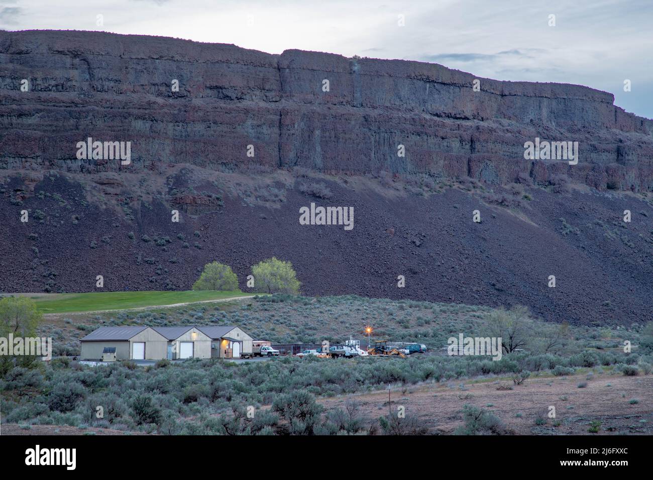 Aube au parc national de Sun Lakes, dans des hangars d'entretien en premier plan dans les falaises de montagne Banque D'Images