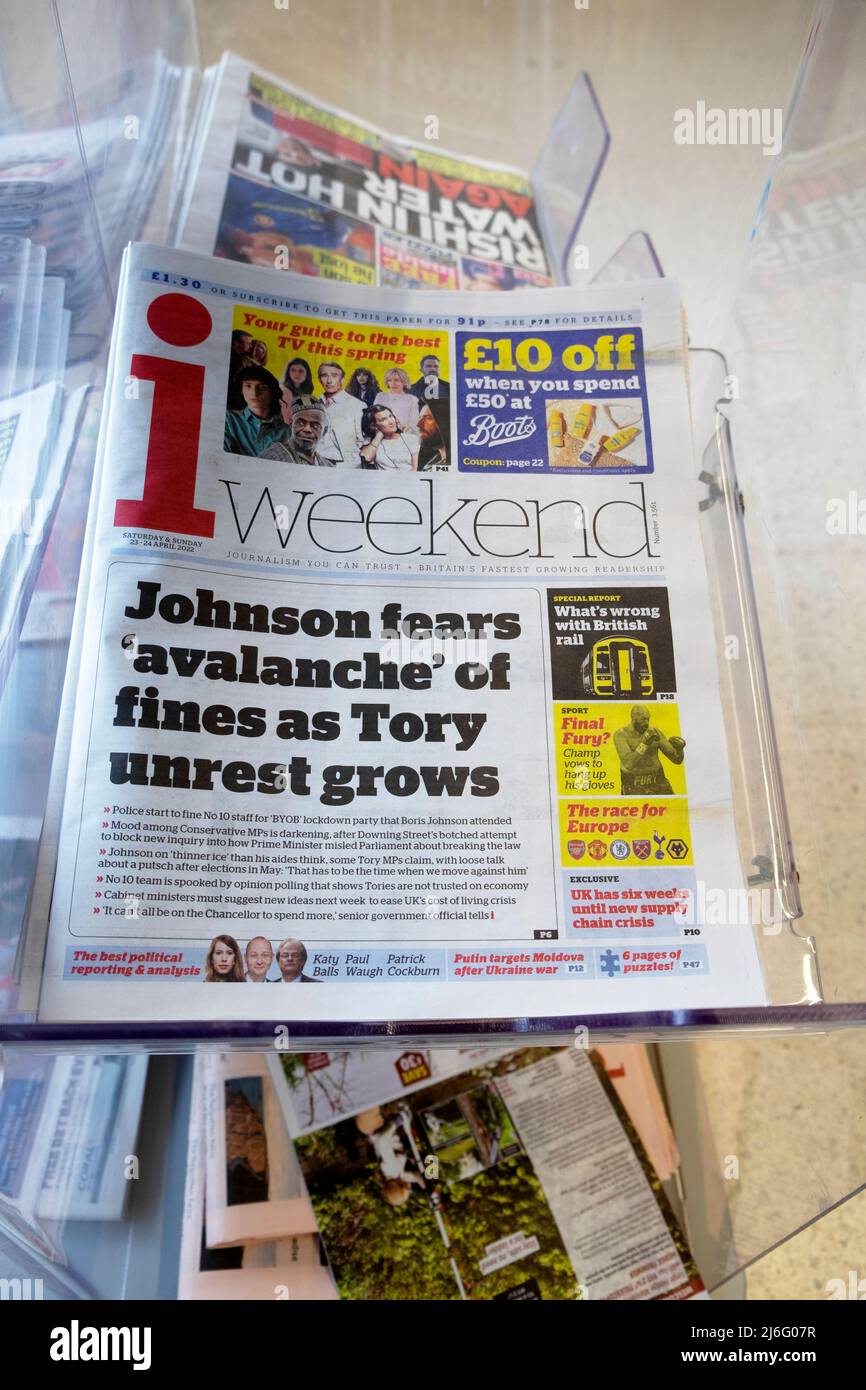 Boris « Johnson craint une « avalanche » d'amendes à mesure que les troubles Tory se développent ». je suis un journal covid partygate dans le numéro du week-end sur le kiosque à journaux du 23 24 avril 2022 Banque D'Images