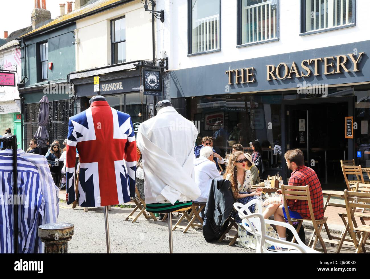 Soleil printanier sur le nord de Laine à Brighton, un quartier populaire avec une ambiance bohème, plein de boutiques et d'étals indépendants, à East Sussex, Royaume-Uni Banque D'Images