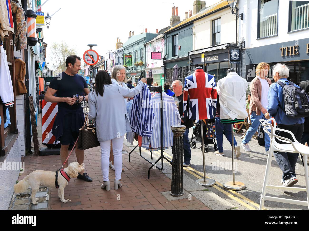 Soleil printanier sur le nord de Laine à Brighton, un quartier populaire avec une ambiance bohème, plein de boutiques et d'étals indépendants, à East Sussex, Royaume-Uni Banque D'Images