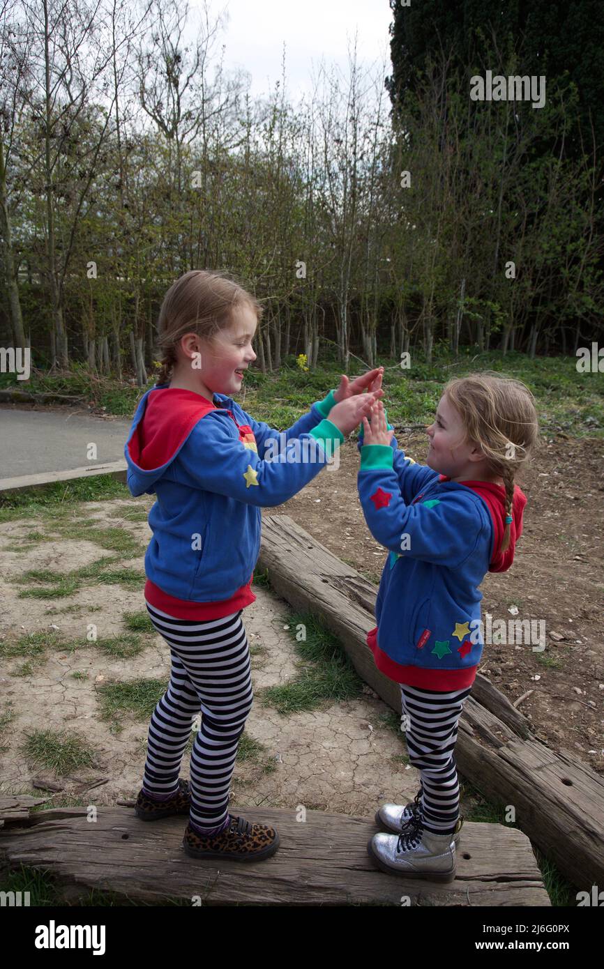 Enfants jouant à Pat a Cake, Royaume-Uni Banque D'Images