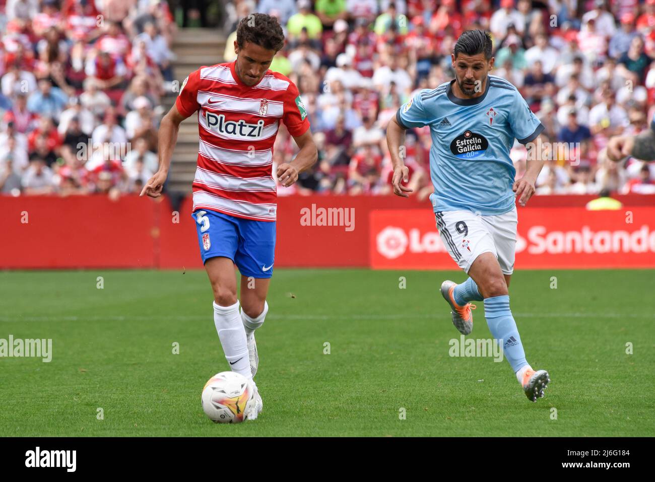 Luis Milla de Grenade CF étant suivi par Manuel Agudo comme connu sous le nom de Nolito de RC Celta pendant le match de la Ligue entre Grenade CF et RC Celta au stade Nuevo Los Carmenes le 1 mai 2022 à Grenade, Espagne (photo de José M Baldomero / Pacific Press) Banque D'Images