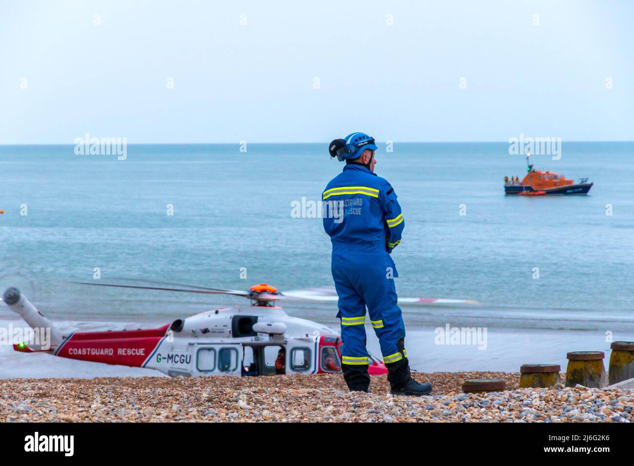 Eastbourne, Royaume-Uni.1st mai 2022. Le garde-côtes, la police RNLI et l'ambulance ont répondu aux rapports de personnes se trouvant dans la mer près de l'embarcadère Eastbourne. Tragiquement, la victime de cet incident est décédée le 4th mai 2022 à l'hôpital du comté de Royal Sussex Brighton sa famille a confirmé. La victime, M. Graham Coombes, un homme local aurait eu des difficultés lors de la pêche. Ben a fait une plainte pour que la police ait empêché des membres du public, y compris un sauveteur, de tenter un sauvetage avant l'arrivée du bateau de sauvetage crédit: Newpics UK South/Alay Live News Banque D'Images
