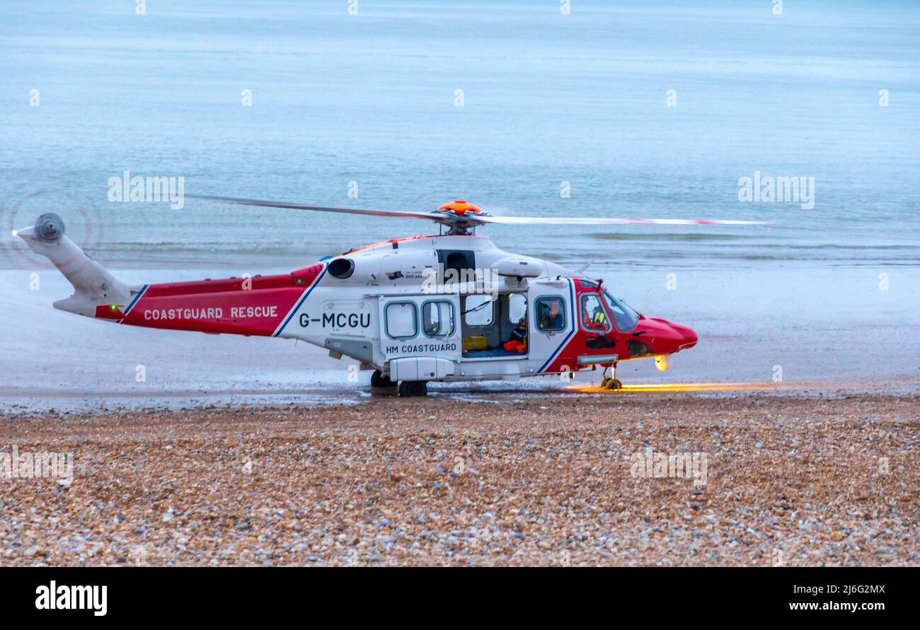 Eastbourne, Royaume-Uni.1st mai 2022. Le garde-côtes, la police RNLI et l'ambulance ont répondu aux rapports de personnes se trouvant dans la mer près de l'embarcadère Eastbourne. Tragiquement, la victime de cet incident est décédée le 4th mai 2022 à l'hôpital du comté de Royal Sussex Brighton sa famille a confirmé. La victime, M. Graham Coombes, un homme local aurait eu des difficultés lors de la pêche. Ben a fait une plainte pour que la police ait empêché des membres du public, y compris un sauveteur, de tenter un sauvetage avant l'arrivée du bateau de sauvetage crédit: Newpics UK South/Alay Live News Banque D'Images