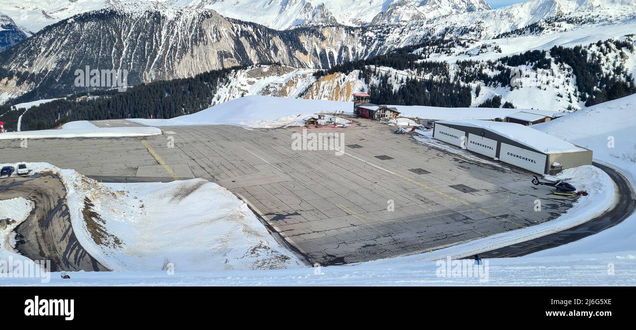 La piste de l'aéroport de montagne de Courchevel dans les Alpes françaises avec les montagnes enneigées en arrière-plan Banque D'Images