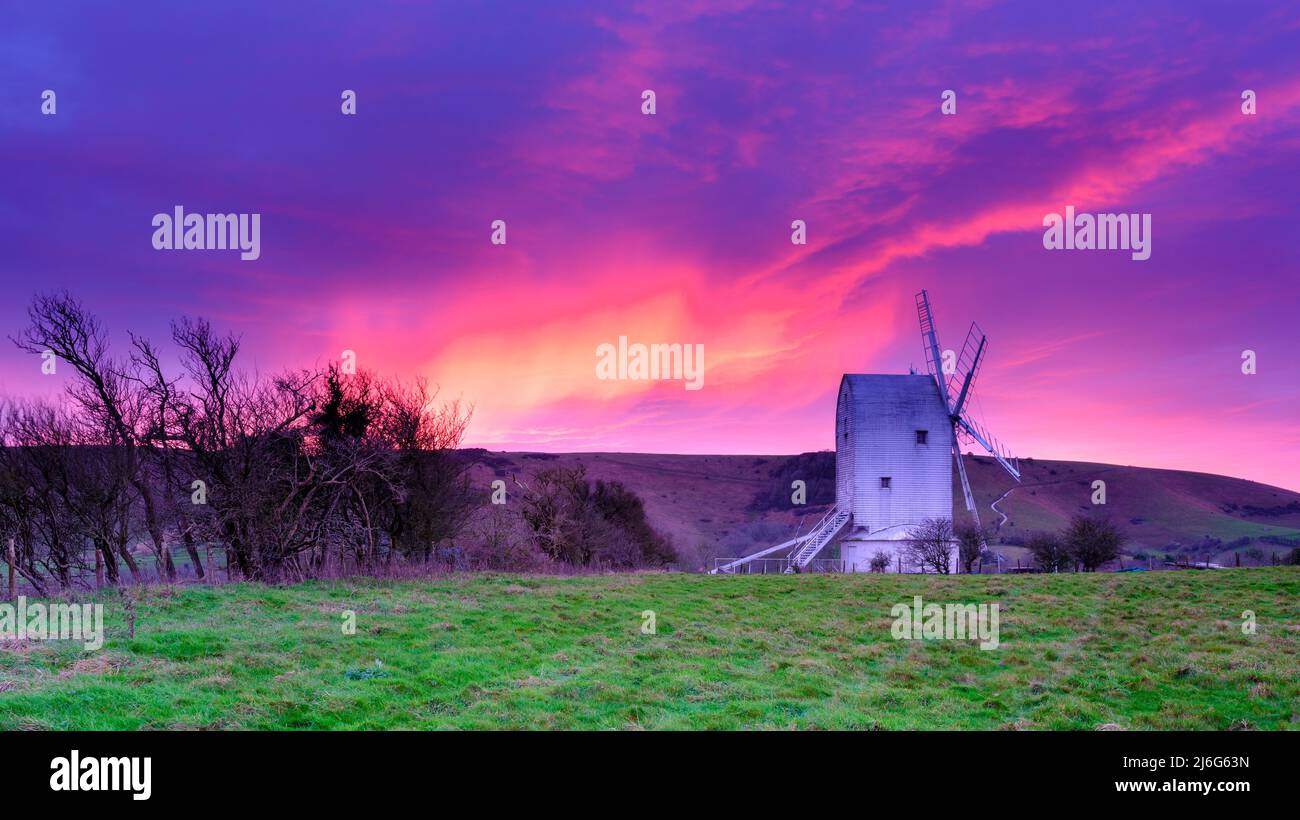 Brighton, Royaume-Uni - 4 janvier 2022 : coucher de soleil en milieu d'hiver sur Ashcombe Mill près de Kingston et Brighton sur South Downs, East Sussex, Royaume-Uni Banque D'Images