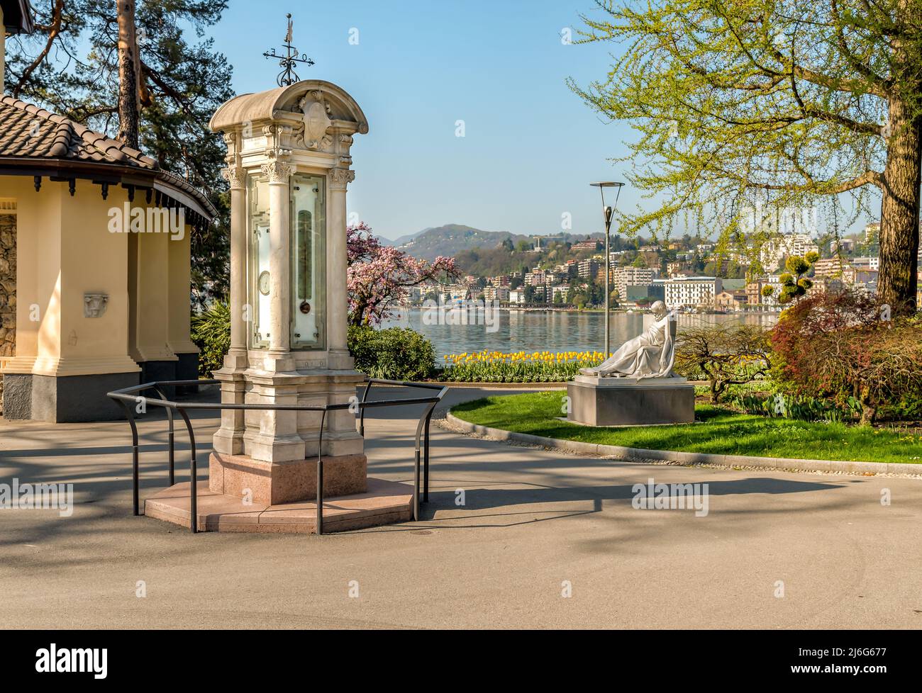 Parc Ciani dans le centre de Lugano avec le limnimètre historique et la résine Sculpture de la mort Socrates Banque D'Images