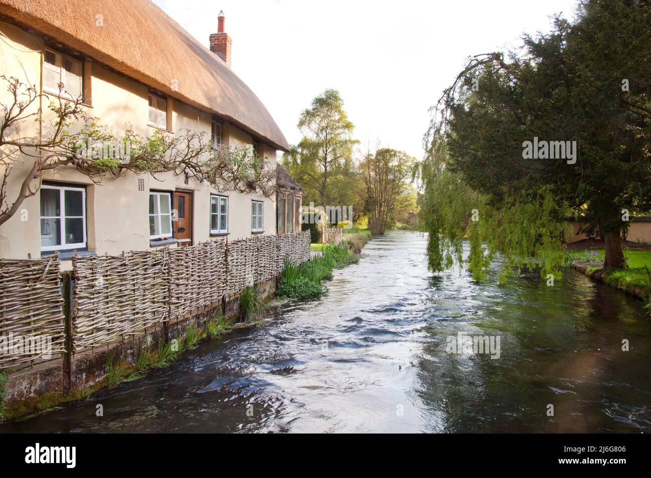 Village historique de Wherwell, chaumière avec clôture de haies sur River Test, Test Valley, nr Stockbridge, Hampshire, Angleterre Banque D'Images