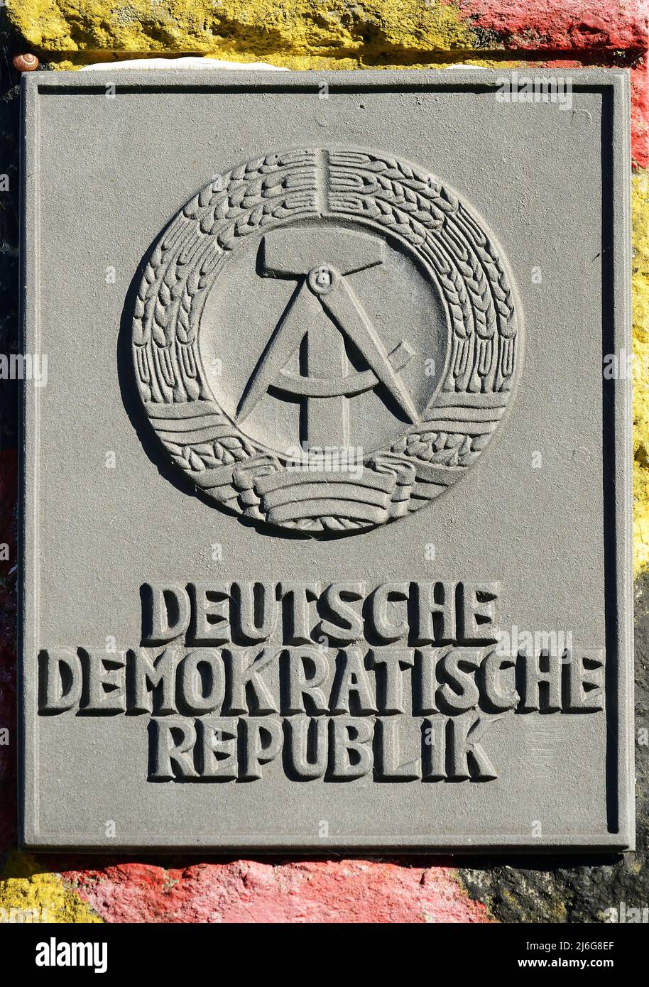 Relief avec les symboles de la République démocratique allemande - DDR Banque D'Images