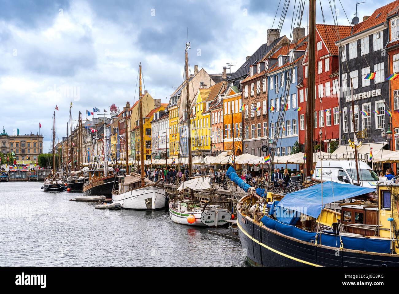 Belle vue aérienne de Nyhavn, canal et quartier de divertissement à Copenhague, Danemark, le port et le bordé de maisons de ville aux couleurs vives an Banque D'Images