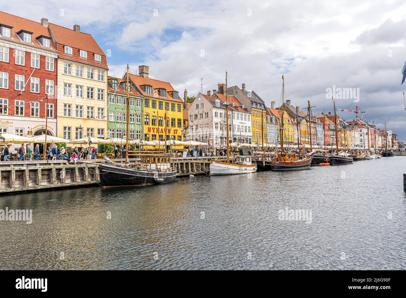 Belle vue aérienne de Nyhavn, canal et quartier de divertissement à Copenhague, Danemark, le port et le bordé de maisons de ville aux couleurs vives an Banque D'Images