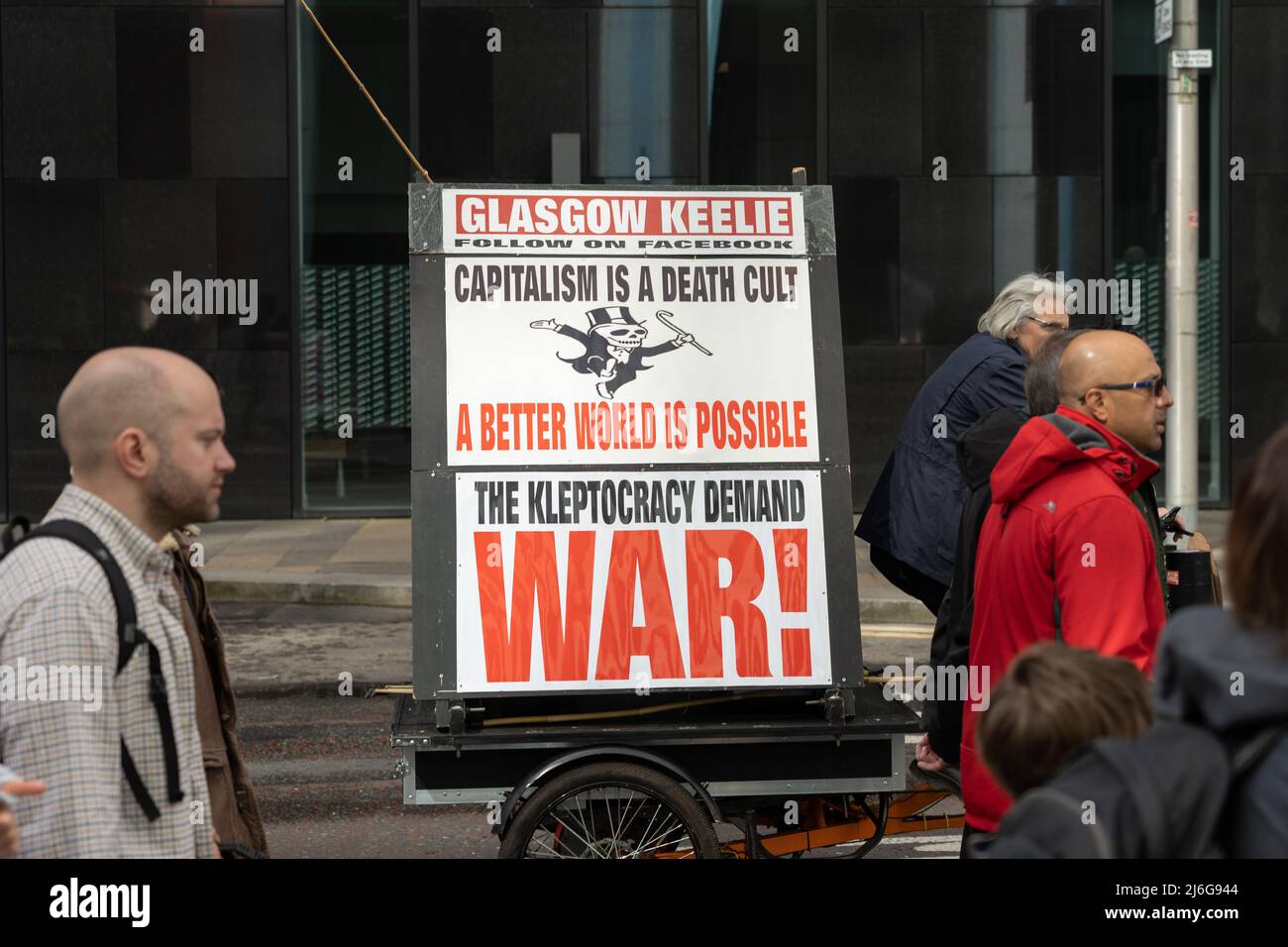 Glasgow, Écosse, Royaume-Uni. 1st mai 2022. Les travailleurs, les hommes politiques et les militants descendent dans les rues de Glasgow pour marquer le jour de mai, également connu sous le nom de Journée internationale des travailleurs pour la première fois en trois ans. Défilant de George Square à Kelvingrove Bandstand pour un festival de musique, de haut-parleurs et de divertissement. Crédit : R.Gass/Alay Live News Banque D'Images