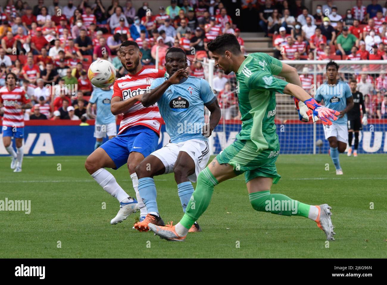 Matias Ezequiel Dituro de RC Celta libère le ballon contre Joseph Aidoo de RC Celta et Luis Suarez de Granada CF pendant le match de la Ligue entre Granada CF et RC Celta au stade Nuevo Los Carmenes le 1 mai 2022 à Grenade, Espagne (Photo de José M Baldomero / Pacific Press/Sipa USA) Banque D'Images