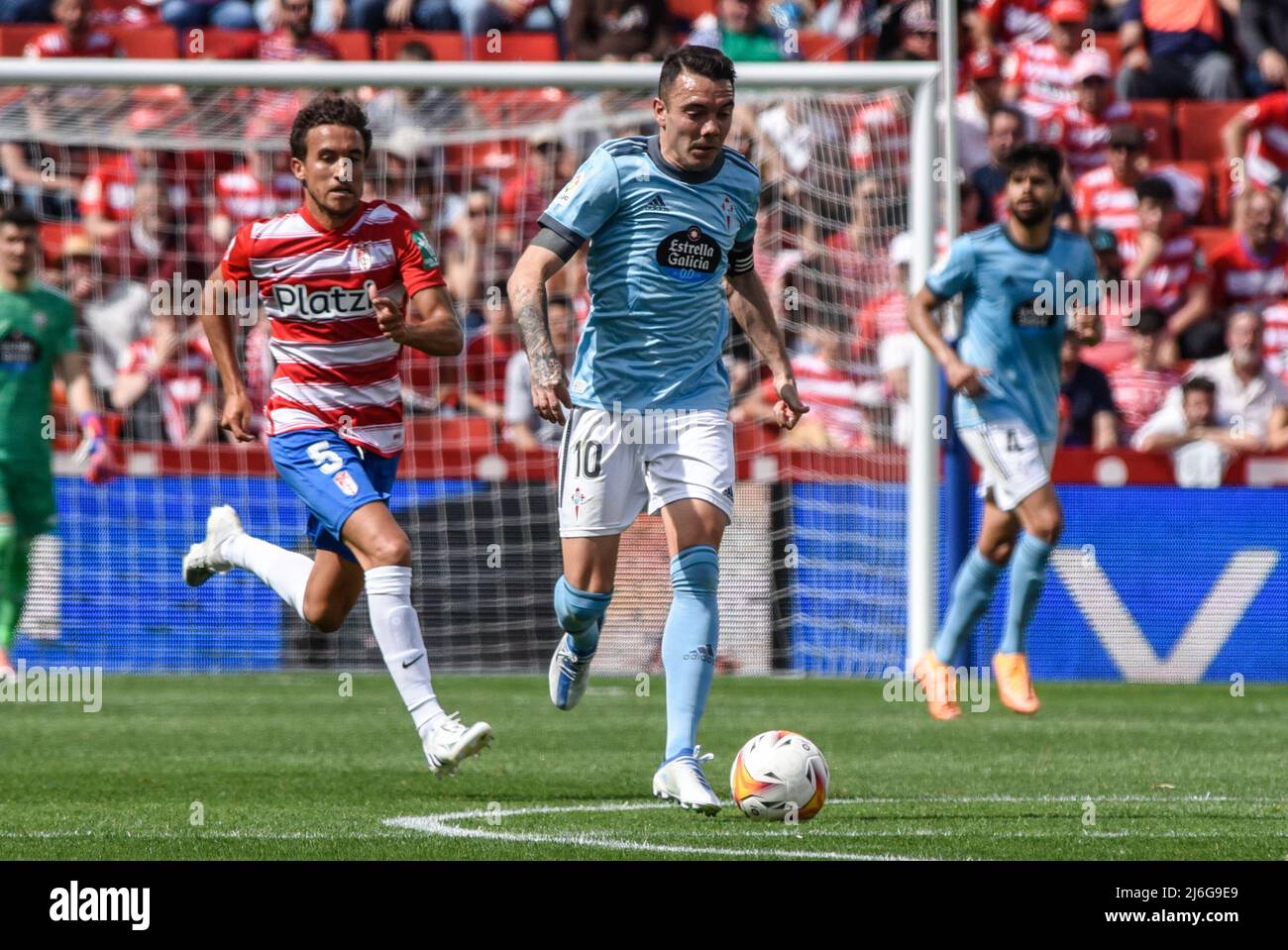 Iago Aspas de RC Celta suivi par Luis Milla de Granada CF lors du match de la Ligue entre Granada CF et RC Celta au stade Nuevo Los Carmenes le 1 mai 2022 à Grenade, Espagne (photo de José M Baldomero / Pacific Press/Sipa USA) Banque D'Images