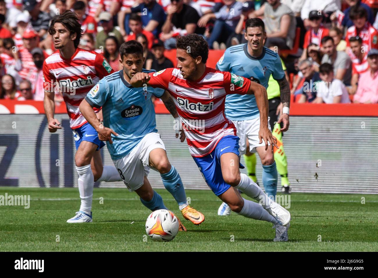 Luis Milla de Grenade CF conduit le ballon contre Fran Beltran de RC Celta pendant le match de la Ligue entre Granada CF et RC Celta au stade Nuevo Los Carmenes le 1 mai 2022 à Grenade, Espagne (photo de José M Baldomero / Pacific Press/Sipa USA) Banque D'Images