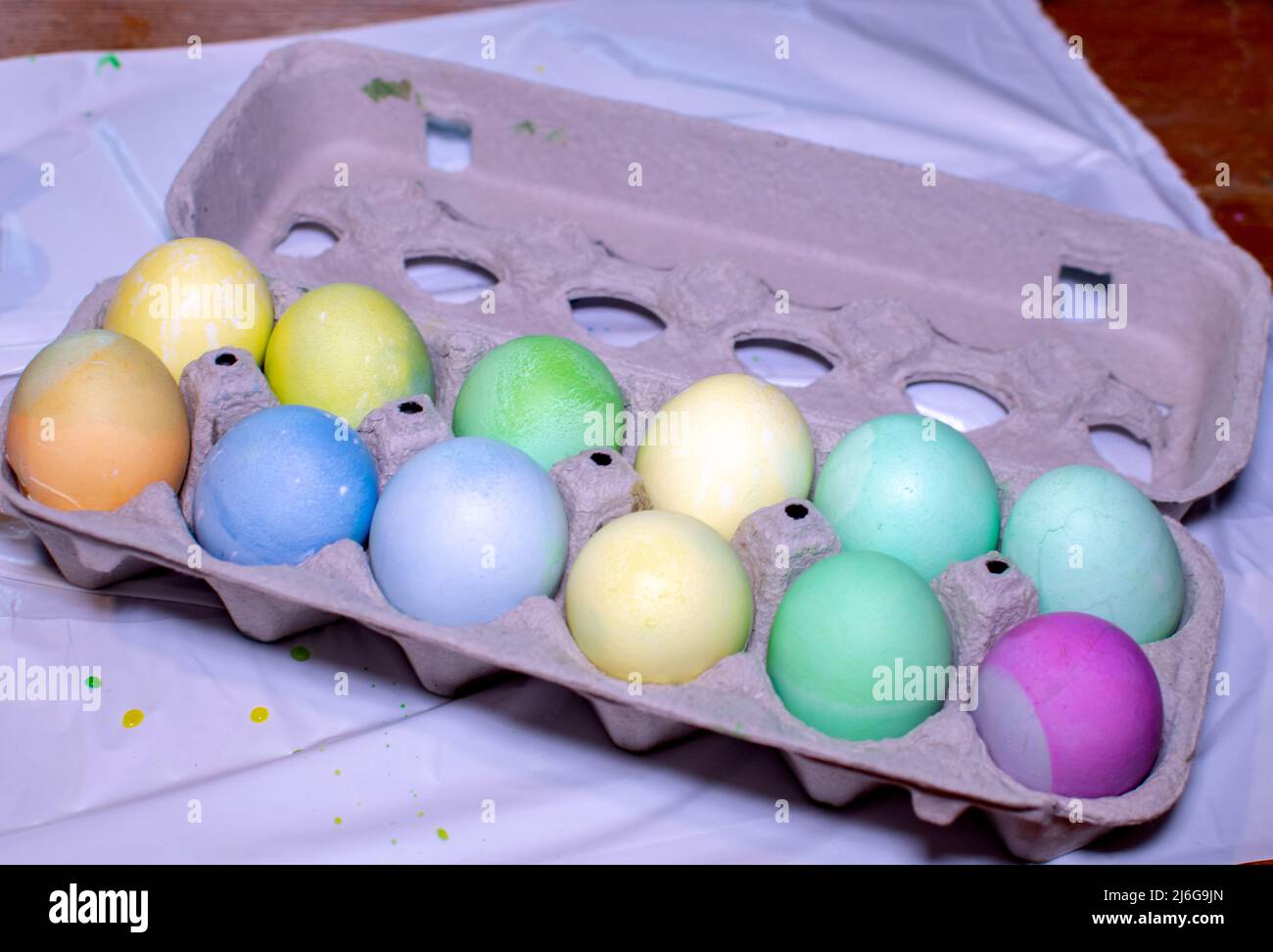 Les œufs de pâques teints frais sont remis dans la boîte pour un rangement facile jusqu'au jour de pâques Banque D'Images