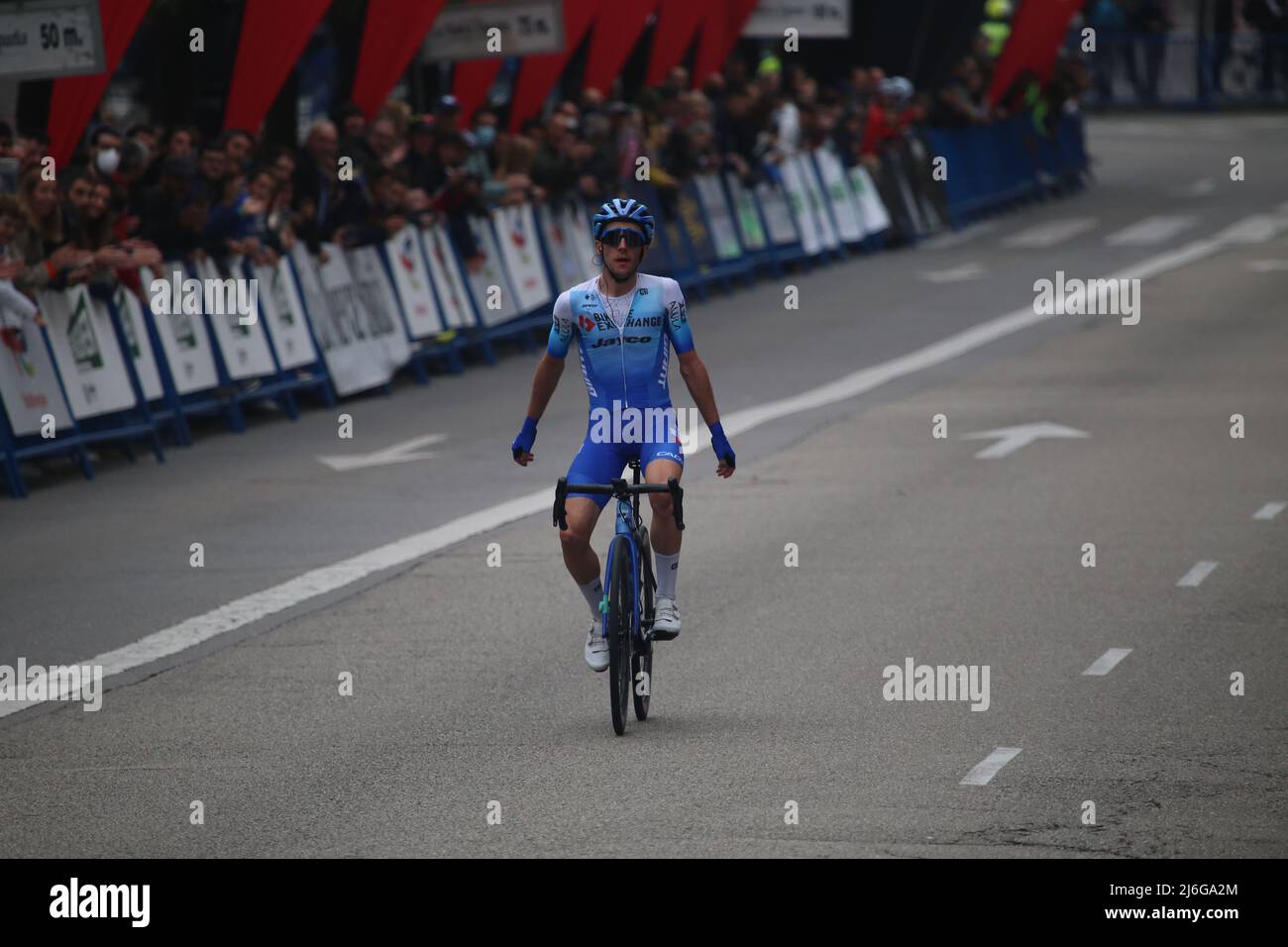 Oviedo, ESPAGNE: Simon Yates (BikeExchange) remporte la victoire en solo lors de la phase 3rd de la Vuelta a Asturias 2022 à Oviedo, Espagne, le 01 mai 2022. (Photo d'Alberto Brevers / Pacific Press/Sipa USA) Banque D'Images
