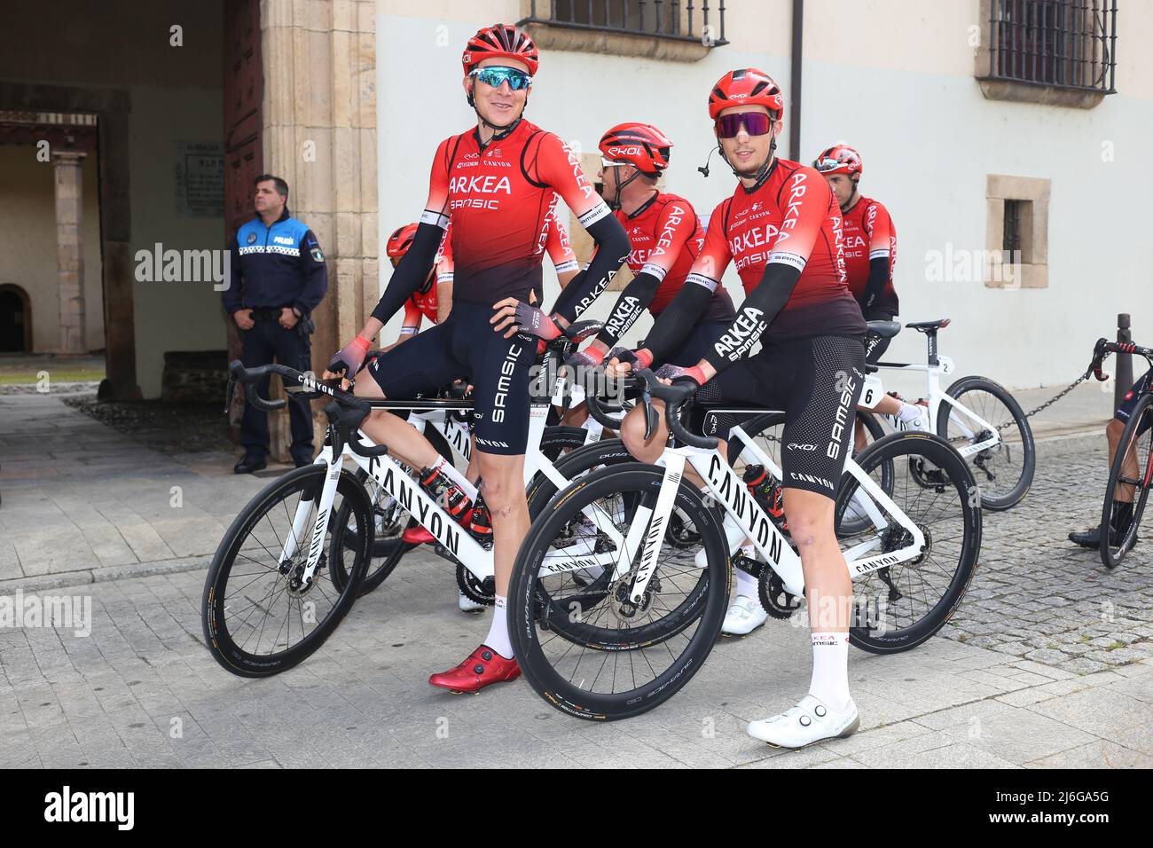 Cangas del Narcea, ESPAGNE : les pilotes de l'équipe Arkea Samsic attendent leur tour pour le contrôle de signature pendant la phase 3rd de la Vuelta a Asturias 2022 à Cangas del Narcea, Espagne, le 01 mai 2022. (Photo d'Alberto Brevers / Pacific Press/Sipa USA) Banque D'Images