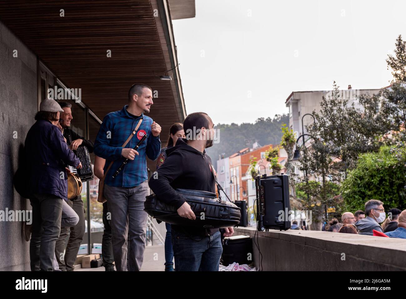 CANGAS, PONTEVEDRA, ESPAGNE - 01 mai 2022 : un groupe traditionnel ferme les événements du 1 mai 2022 en soirée Banque D'Images