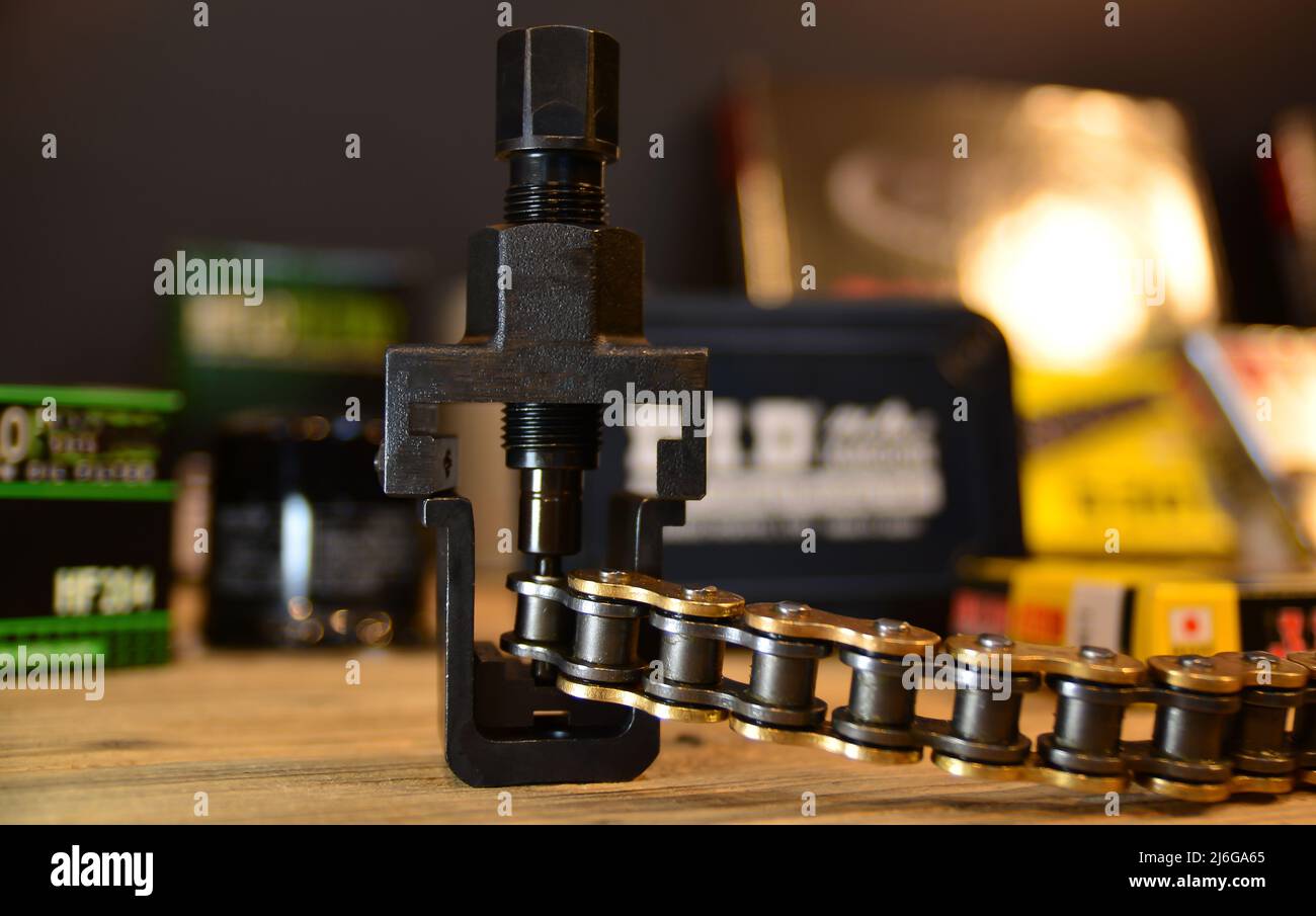 Outil de pose de rivets et de rupture de chaîne de moto Banque D'Images