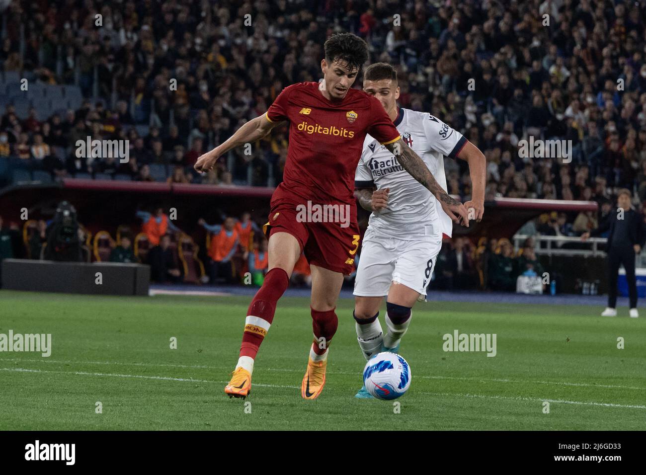 Rome, Italie. 1 mai 2022. Roger Ibanez da Silva d'AS Roma regarde pendant la série Un match entre Roma et Bologne au Stadio Olimpico. Cosimo Martemucci / Alamy Live News Banque D'Images