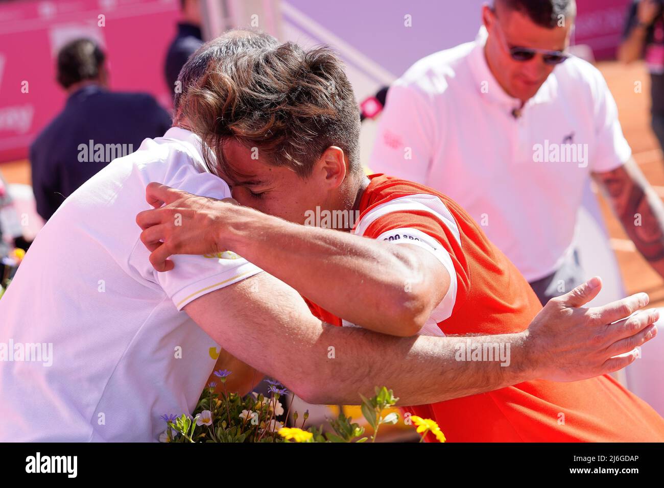 Sebastian Baez d'Argentine (R) célèbre la victoire lors du tournoi de tennis ATP 250 de la finale ouverte d'Estoril du millénaire au Clube de Tenis do Estoril.score final : Frances Tiafoe 0:2 Sebastian Baez (photo de Bruno de Carvalho / SOPA Images/Sipa USA) Banque D'Images