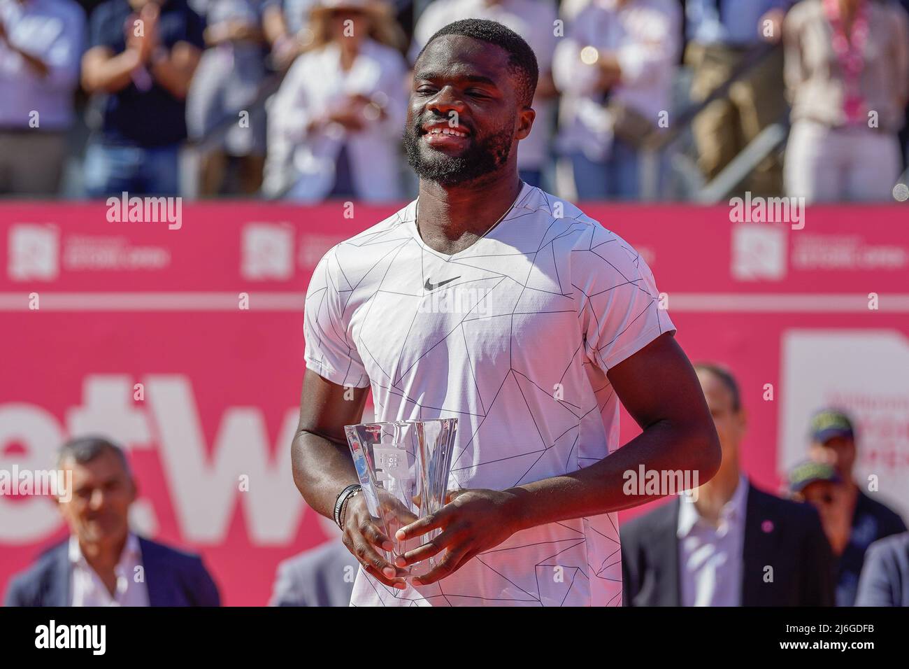 Frances Tiafoe des Etats-Unis d'Amérique détient un trophée après Millennium Estoril Open final ATP 250 tournoi de tennis au Clube de Tenis do Estoril.final score: Frances Tiafoe 0:2 Sebastian Baez (photo de Bruno de Carvalho / SOPA Images/Sipa USA) Banque D'Images