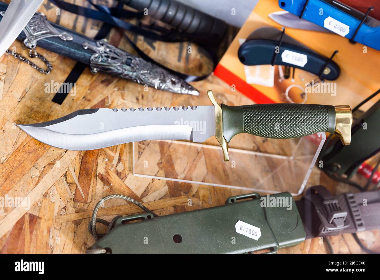 Couteau de chasse sur la vitrine d'un magasin d'armes Banque D'Images