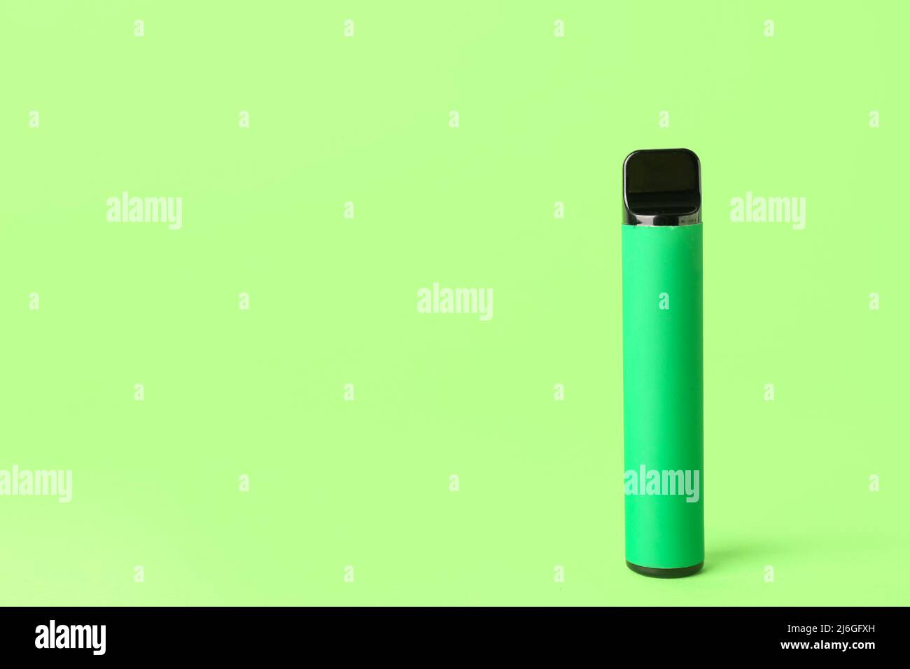 Cigarette lectronique jetable sur fond vert Photo Stock - Alamy
