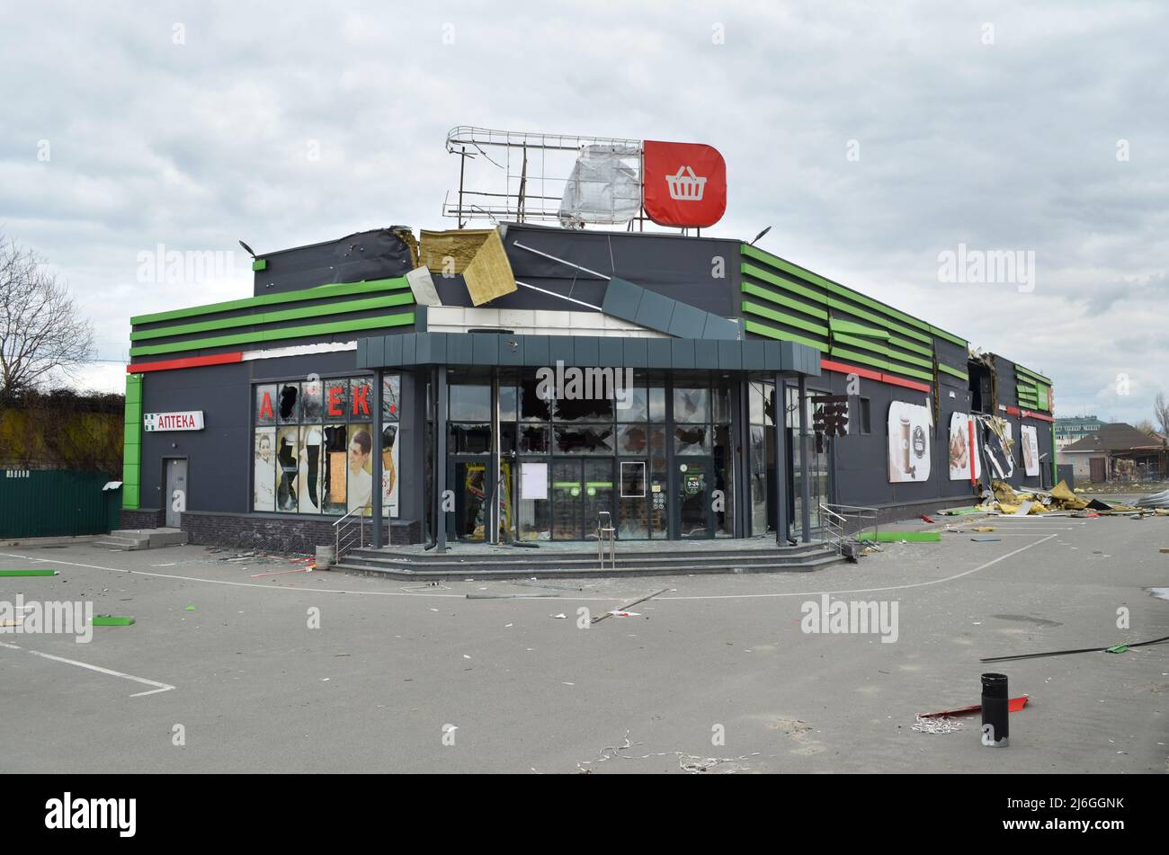 Village de Myla, région de Kiev, Ukraine - 11 avril 2022 : supermarché rural endommagé près de l'autoroute Zhytomyr région de Kiev pendant l'occupation par l'armée russe. Banque D'Images