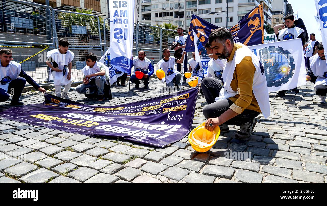 Izmir, Turquie. 01st mai 2022. 1 mai la célébration et la manifestation de la Journée internationale du travail ont eu lieu à Izmir, en Turquie. La plupart des travailleurs de gauche, des organisations et des syndicats ont défilé avec des slogans, des bannières et des drapeaux.les groupes surpeuplés ont célébré la journée avec de la danse folklorique et des chansons. Tunç Soyer, maire de la municipalité métropolitaine d'Izmir, a également assisté à la célébration. Crédit: İdil Toffolo/Alay Live News Banque D'Images