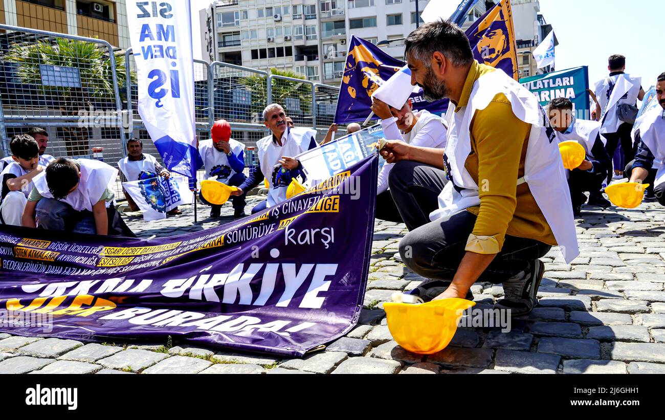 Izmir, Turquie. 01st mai 2022. 1 mai la célébration et la manifestation de la Journée internationale du travail ont eu lieu à Izmir, en Turquie. La plupart des travailleurs de gauche, des organisations et des syndicats ont défilé avec des slogans, des bannières et des drapeaux.les groupes surpeuplés ont célébré la journée avec de la danse folklorique et des chansons. Tunç Soyer, maire de la municipalité métropolitaine d'Izmir, a également assisté à la célébration. Crédit: İdil Toffolo/Alay Live News Banque D'Images
