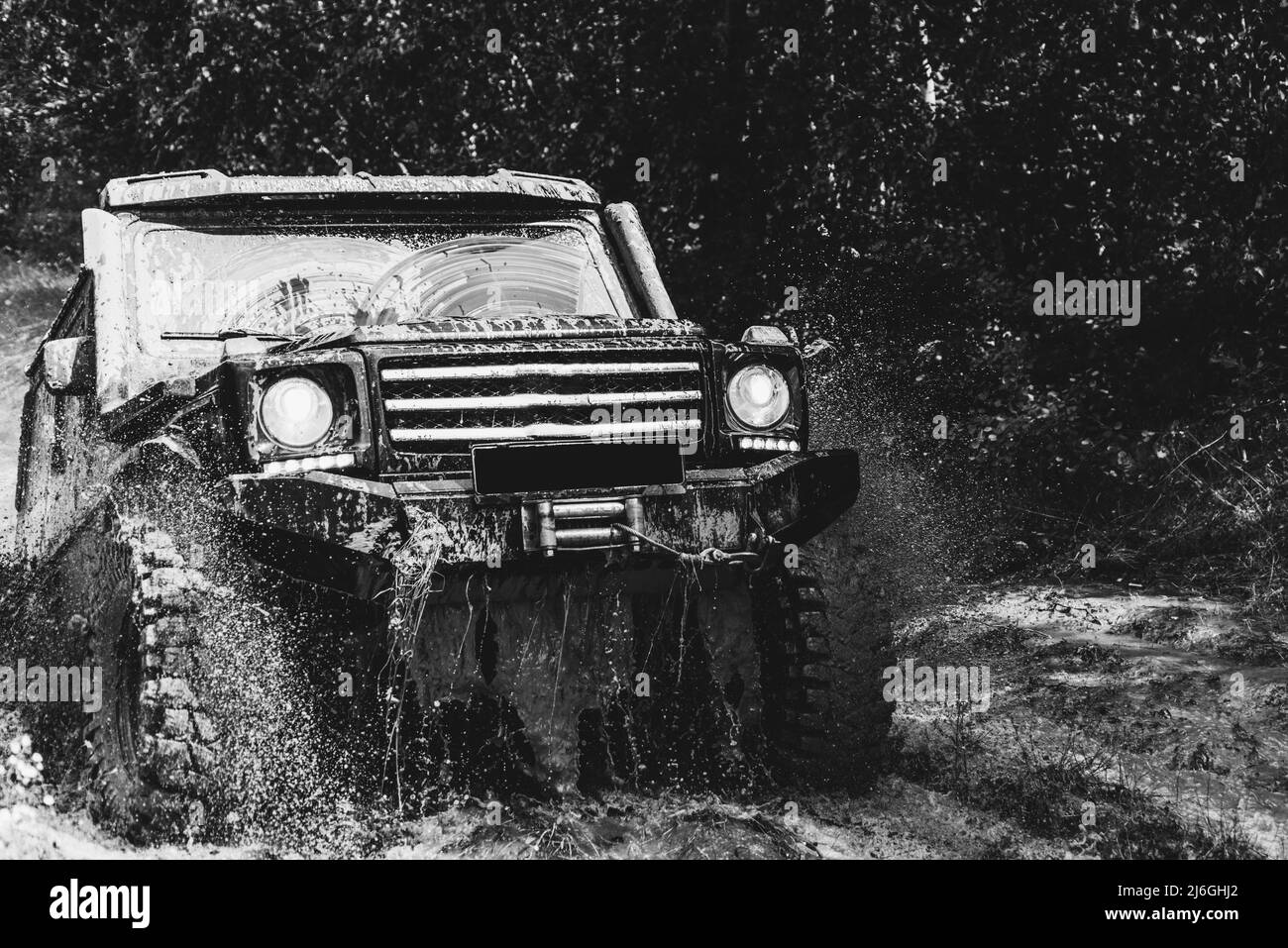 Déplacer les roues et les pneus tout-terrain qui se trouvent dans la poussière. Risque de sortie d'un trou de boue du véhicule. Le véhicule tout-terrain se déplace en montagne Banque D'Images