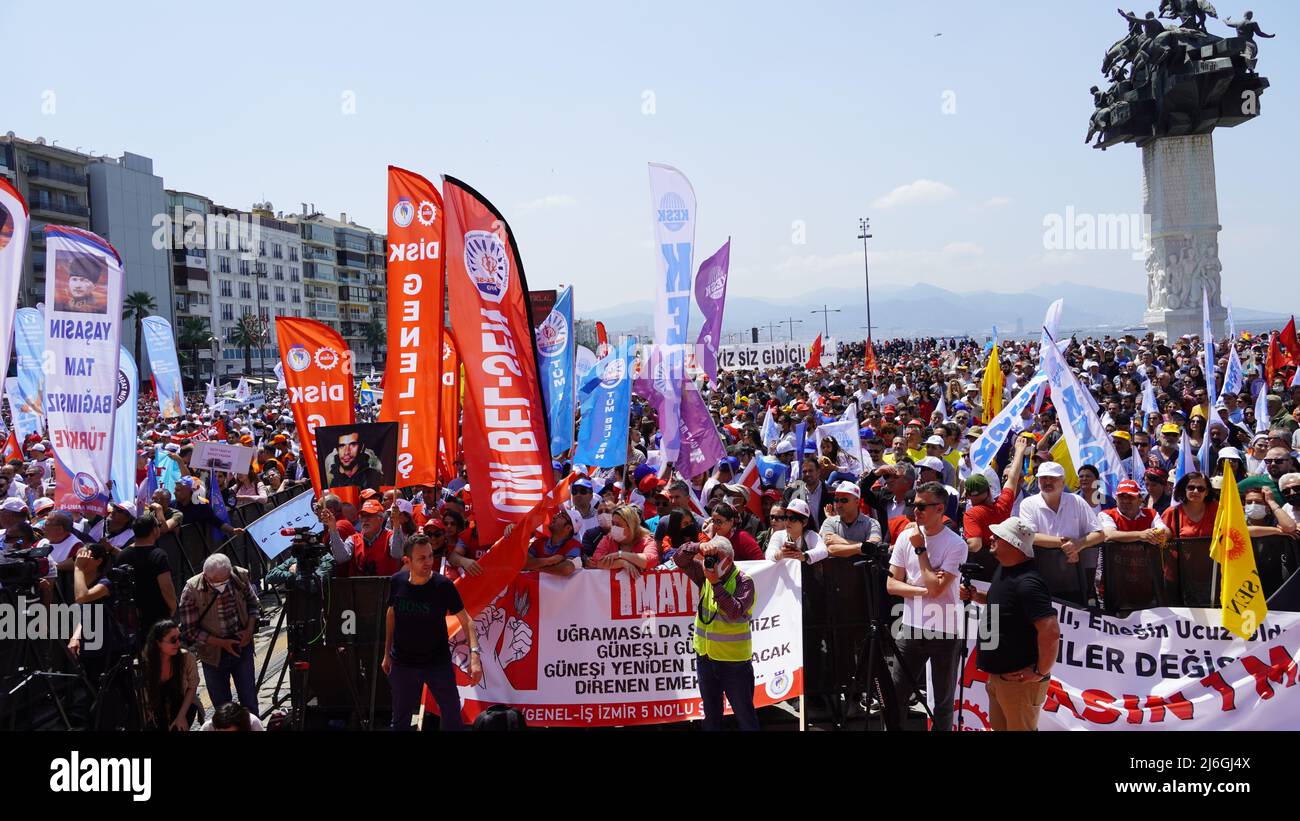 Izmir, Turquie. 01st mai 2022. 1 mai la célébration et la manifestation de la Journée internationale du travail ont eu lieu à Izmir, en Turquie. La plupart des travailleurs de gauche, des organisations et des syndicats ont défilé avec des slogans, des bannières et des drapeaux.les groupes surpeuplés ont célébré la journée avec de la danse folklorique et des chansons. Tunç Soyer, maire de la municipalité métropolitaine d'Izmir, a également assisté à la célébration. Crédit: İdil Toffolo/Alay Live News Banque D'Images