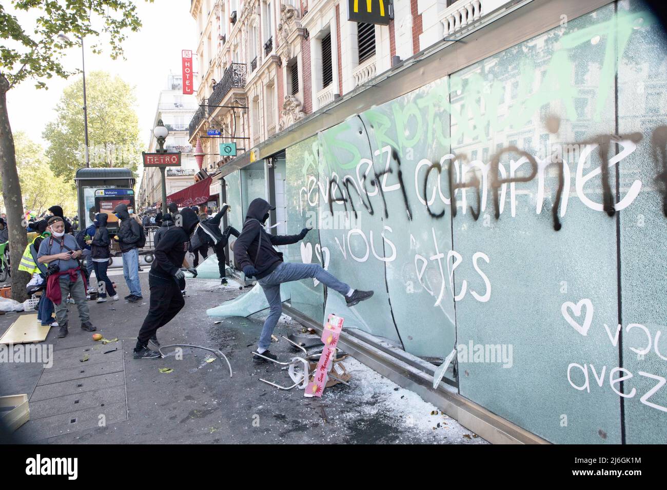 Les anarchistes du « Bloc noir » ranquent un restaurant McDonald's sur la place Leon Blum pendant la démonstration. Des milliers de manifestants se sont joints à la Marche du jour de mai à Paris le 1st mai, Journée internationale des travailleurs. La marche a commencé de la place de la République vers la place de la Nation. (Photo de Siavosh Hosseini / SOPA Images / Sipa USA) Banque D'Images