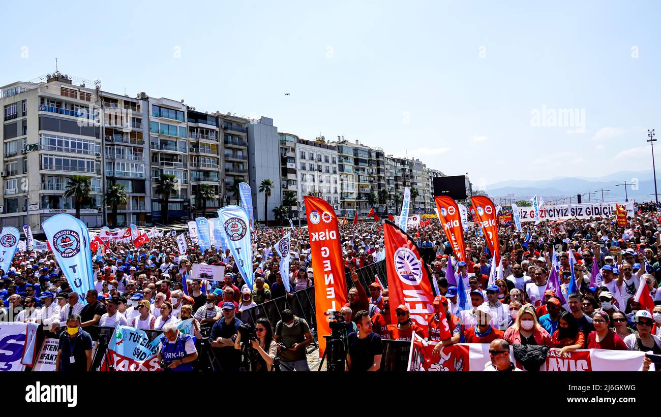 Izmir, Turquie. 01st mai 2022. 1 mai la célébration et la manifestation de la Journée internationale du travail ont eu lieu à Izmir, en Turquie. La plupart des travailleurs de gauche, des organisations et des syndicats ont défilé avec des slogans, des bannières et des drapeaux.les groupes surpeuplés ont célébré la journée avec de la danse folklorique et des chansons. Tunç Soyer, maire de la municipalité métropolitaine d'Izmir, a également assisté à la célébration. Crédit: İdil Toffolo/Alay Live News Banque D'Images
