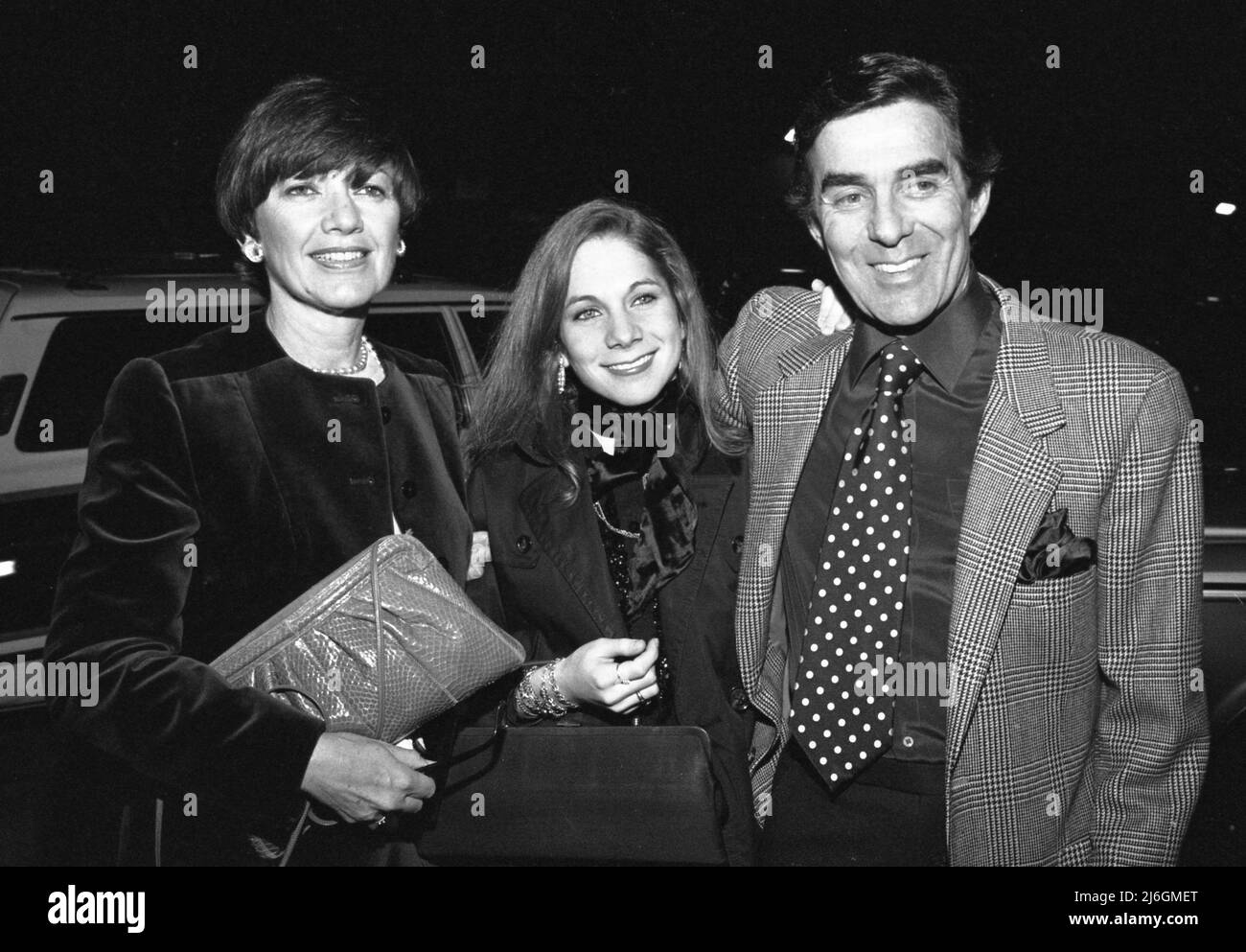 Pat Harrington avec sa femme Marjorie Gortner et sa fille au One Day at A Time Party au Bistro le 14 mars 1982. Crédit: Ralph Dominguez/MediaPunch Banque D'Images